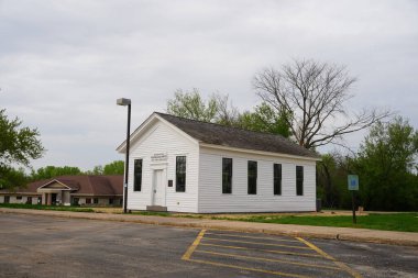 Ripon, Wisconsin ABD - 20 Mayıs 2023: Tarihi bina, ilk cumhuriyetçi ev küçük beyaz okul binası Blackburn Caddesi 'nden Batı Fond du Lac Caddesi' ne taşındı.