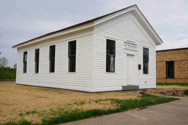 Ripon, Wisconsin ABD - 20 Mayıs 2023: Tarihi bina, ilk cumhuriyetçi ev küçük beyaz okul binası Blackburn Caddesi 'nden Batı Fond du Lac Caddesi' ne taşındı.