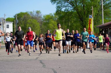 Camp Douglas, Wisconsin - 16 Mayıs 2022: Yerel halk Silahlı Kuvvetler günlerinde 5 mil koşuya katıldı