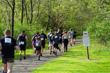 Camp Douglas, Wisconsin - 16 Mayıs 2022: Yerel halk Silahlı Kuvvetler günlerinde 5 mil koşuya katıldı