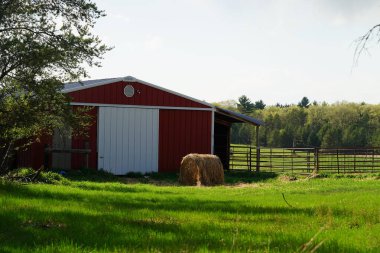 Kırmızı ahırı olan bir çiftlik
