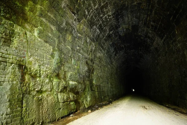 Внутри Старого Железнодорожного Тоннеля Который Теперь Является Велосипедной Дорожкой — стоковое фото