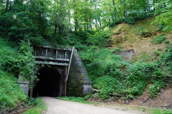 Elroy 'dan Sparta Wisconsin' e giden eski tren tüneli..