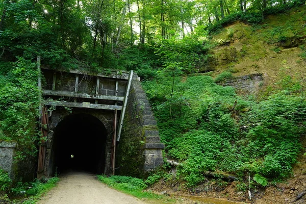 Elroy 'dan Sparta Wisconsin' e giden eski tren tüneli..