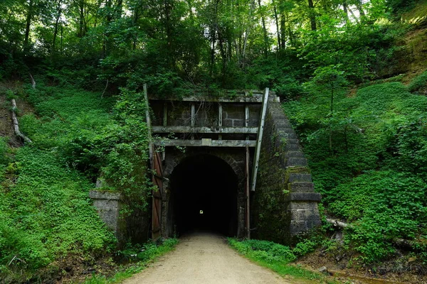 Elroy 'dan Sparta Wisconsin' e giden eski tren tüneli..