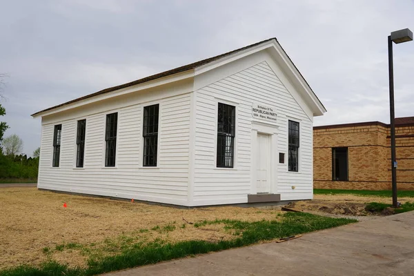 Ripon, Wisconsin ABD - 20 Mayıs 2023: Tarihi bina, ilk cumhuriyetçi ev küçük beyaz okul binası Blackburn Caddesi 'nden Batı Fond du Lac Caddesi' ne taşındı.