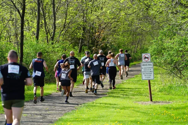 Camp Douglas, Wisconsin - 16 Mayıs 2022: Yerel halk Silahlı Kuvvetler günlerinde 5 mil koşuya katıldı