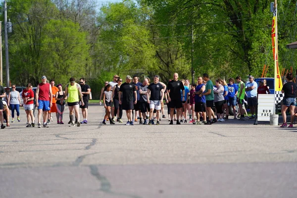 Camp Douglas, Wisconsin - 16 Mayıs 2022: Yerel halk Silahlı Kuvvetler günlerinde 5 mil koşuya katıldı