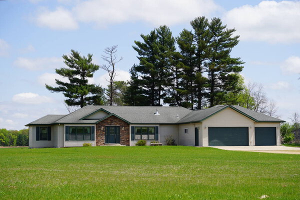 большой зеленый умывальник с двумя дверями и двумя большими окнами