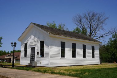 Ripon, Wisconsin ABD - 20 Mayıs 2023: Tarihi bina, ilk cumhuriyetçi ev küçük beyaz okul binası Blackburn Caddesi 'nden Batı Fond du Lac Caddesi' ne taşındı.