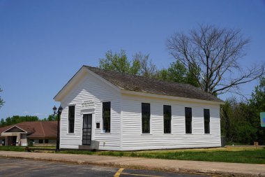 Ripon, Wisconsin ABD - 20 Mayıs 2023: Tarihi bina, ilk cumhuriyetçi ev küçük beyaz okul binası Blackburn Caddesi 'nden Batı Fond du Lac Caddesi' ne taşındı.