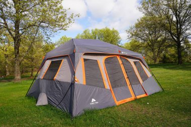 Yeni Lizbon, Wisconsin ABD - 18 Mayıs 2022: Koyu gri turuncu süs Ozark Patikası 14 x 10 ekstra büyük çadır.