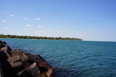 Sheboygan, Wisconsin kıyısında Michigan Gölü kıyısında dev kaya parçaları bulunur..