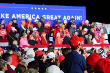 Mosinee, Wisconsin / ABD - 17 Eylül 2020: Donald Trump 45. Başkan destekçileri Amerika 'yı yeniden büyük bir miting yapmak için Wisconsin merkez havaalanında toplandı.