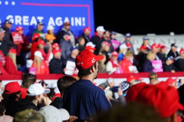 Mosinee, Wisconsin / ABD - 17 Eylül 2020: Donald Trump 45. Başkan destekçileri Amerika 'yı yeniden büyük bir miting yapmak için Wisconsin merkez havaalanında toplandı.