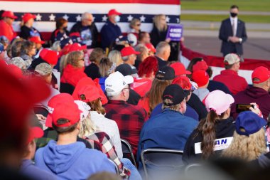 Mosinee, Wisconsin / ABD - 17 Eylül 2020: Donald Trump 45. Başkan destekçileri Amerika 'yı yeniden büyük bir miting yapmak için Wisconsin merkez havaalanında toplandı.