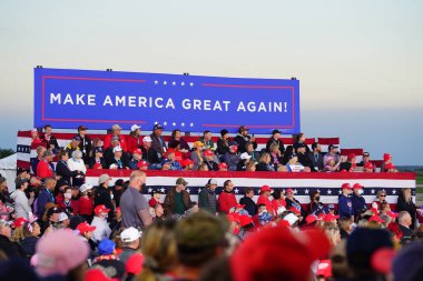 Mosinee, Wisconsin / ABD - 17 Eylül 2020: Donald Trump 45. Başkan destekçileri Amerika 'yı yeniden büyük bir miting yapmak için Wisconsin merkez havaalanında toplandı.