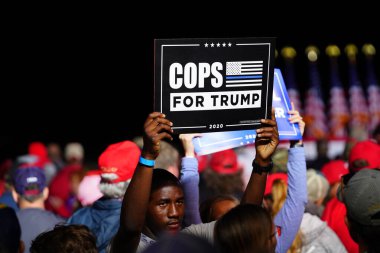 Mosinee, Wisconsin / ABD - 17 Eylül 2020: Donald Trump destekçileri Amerika 'yı yeniden büyük, kürtaj yanlısı, koz polisi, barışçıl protestocu ve 4 yıl daha başkan mitinginde yer aldı.