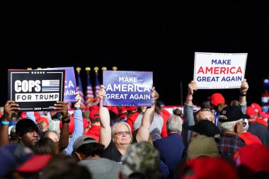 Mosinee, Wisconsin / ABD - 17 Eylül 2020: Donald Trump destekçileri Amerika 'yı yeniden büyük, kürtaj yanlısı, koz polisi, barışçıl protestocu ve 4 yıl daha başkan mitinginde yer aldı.