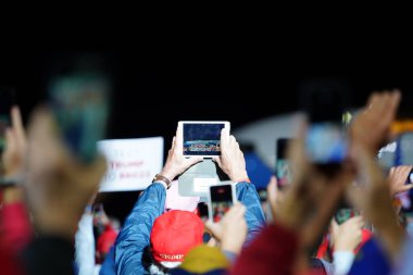 Mosinee, Wisconsin / ABD - 17 Eylül 2020: 45 Başkan destekçileri Wisconsin Merkez Havaalanı 'ndaki gösteriyi akıllı telefonlardan yakaladı.