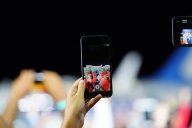 Mosinee, Wisconsin / ABD - 17 Eylül 2020: 45 Başkan destekçileri Wisconsin Merkez Havaalanı 'ndaki gösteriyi akıllı telefonlardan yakaladı.