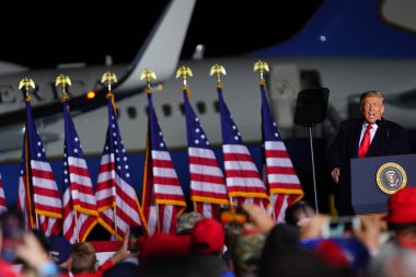 Mosinee, Wisconsin / ABD - 17 Eylül 2020: Donald Trump ABD 'nin 45. Başkanı, Amerika' yı tekrar Wisconsin merkez havaalanında gece geç saatlerde büyük bir miting düzenledi..