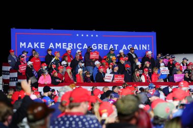Mosinee, Wisconsin / ABD - 17 Eylül 2020: Donald Trump 45. Başkan destekçileri Amerika 'yı yeniden büyük bir miting yapmak için Wisconsin merkez havaalanında toplandı.