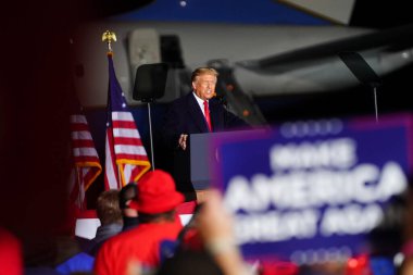 Mosinee, Wisconsin / ABD - 17 Eylül 2020: Donald Trump ABD 'nin 45. Başkanı, Amerika' yı tekrar Wisconsin merkez havaalanında gece geç saatlerde büyük bir miting düzenledi..