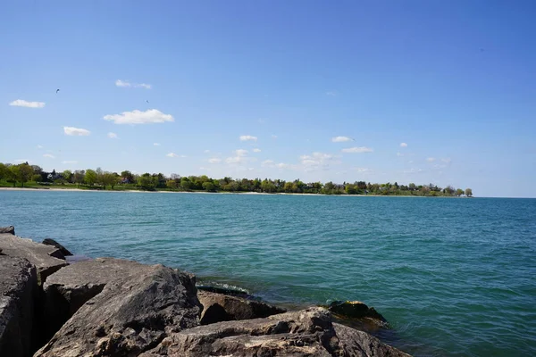 Gigantyczne Skały Siedzą Wybrzeżu Jeziora Michigan Nad Brzegiem Sheboygan Wisconsin — Zdjęcie stockowe