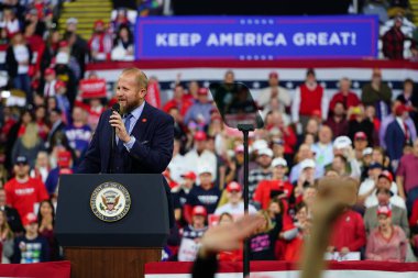 Milwaukee, Wisconsin / ABD - 14 Ocak 2020: Başkan Donald Trump 'ın 2020 Kampanya Müdürü Brad Parscale, UW-Milwaukee Panther Arena' daki başkanlık mitinginde destekçilerine bir konuşma yaptı.