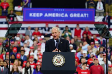 Milwaukee, Wisconsin / ABD - 14 Ocak 2020: Ron Johnson Wisconsin Cumhuriyetçi Senatörü UW-Milwaukee Panter Arena 'daki Başkan Donald Trump Rallisi' nde güçlü bir konuşma yaptı.