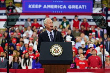 Milwaukee, Wisconsin / ABD - 14 Ocak 2020: Ron Johnson Wisconsin Cumhuriyetçi Senatörü UW-Milwaukee Panter Arena 'daki Başkan Donald Trump Rallisi' nde güçlü bir konuşma yaptı.