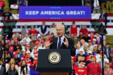 Milwaukee, Wisconsin / ABD - 14 Ocak 2020: Ron Johnson Wisconsin Cumhuriyetçi Senatörü UW-Milwaukee Panter Arena 'daki Başkan Donald Trump Rallisi' nde güçlü bir konuşma yaptı.