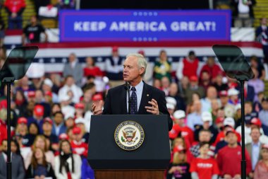 Milwaukee, Wisconsin / ABD - 14 Ocak 2020: Ron Johnson Wisconsin Cumhuriyetçi Senatörü UW-Milwaukee Panter Arena 'daki Başkan Donald Trump Rallisi' nde güçlü bir konuşma yaptı.