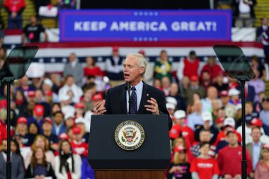 Milwaukee, Wisconsin / ABD - 14 Ocak 2020: Ron Johnson Wisconsin Cumhuriyetçi Senatörü UW-Milwaukee Panter Arena 'daki Başkan Donald Trump Rallisi' nde güçlü bir konuşma yaptı.