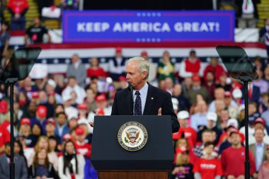 Milwaukee, Wisconsin / ABD - 14 Ocak 2020: Ron Johnson Wisconsin Cumhuriyetçi Senatörü UW-Milwaukee Panter Arena 'daki Başkan Donald Trump Rallisi' nde güçlü bir konuşma yaptı.