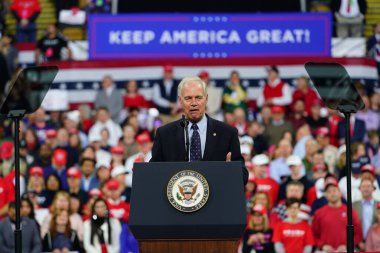 Milwaukee, Wisconsin / ABD - 14 Ocak 2020: Ron Johnson Wisconsin Cumhuriyetçi Senatörü UW-Milwaukee Panter Arena 'daki Başkan Donald Trump Rallisi' nde güçlü bir konuşma yaptı.