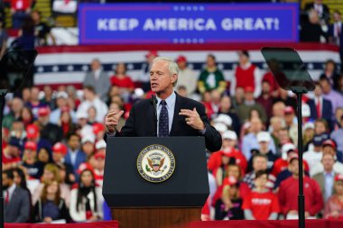 Milwaukee, Wisconsin / ABD - 14 Ocak 2020: Ron Johnson Wisconsin Cumhuriyetçi Senatörü UW-Milwaukee Panter Arena 'daki Başkan Donald Trump Rallisi' nde güçlü bir konuşma yaptı.