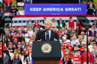 Milwaukee, Wisconsin / ABD - 14 Ocak 2020: Ron Johnson Wisconsin Cumhuriyetçi Senatörü UW-Milwaukee Panter Arena 'daki Başkan Donald Trump Rallisi' nde güçlü bir konuşma yaptı.