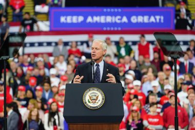 Milwaukee, Wisconsin / ABD - 14 Ocak 2020: Ron Johnson Wisconsin Cumhuriyetçi Senatörü UW-Milwaukee Panter Arena 'daki Başkan Donald Trump Rallisi' nde güçlü bir konuşma yaptı.