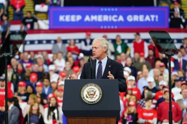 Milwaukee, Wisconsin / ABD - 14 Ocak 2020: Ron Johnson Wisconsin Cumhuriyetçi Senatörü UW-Milwaukee Panter Arena 'daki Başkan Donald Trump Rallisi' nde güçlü bir konuşma yaptı.