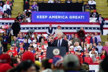 Milwaukee, Wisconsin / ABD - 14 Ocak 2020: Ron Johnson Wisconsin Cumhuriyetçi Senatörü UW-Milwaukee Panter Arena 'daki Başkan Donald Trump Rallisi' nde güçlü bir konuşma yaptı.