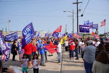 Manitowoc, Wisconsin / ABD - 21 Eylül 2020: Başkan Trump ve Başkan Yardımcısı Mike Pence destekçileri ve Joe Biby ve Kamala Harris destekçileri alüminyum dökümhanesi önünde bir araya geldiler.
