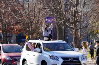 Madison, Wisconsin / ABD - 7 Kasım 2020: Joe Biden ve Kamala Harris taraftarları 2020 seçimlerindeki zaferlerini kutlamak için Madison sokaklarına döküldüler..