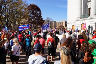 Madison, Wisconsin / ABD - 7 Kasım 2020: Donald Trump destekçileri, Madison Capol binasının 2020 başkanlık seçim sonuçlarını protesto etme gerekçesiyle ayakta duruyor.