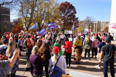 Madison, Wisconsin / ABD - 7 Kasım 2020: Donald Trump destekçileri, Madison Capol binasının 2020 başkanlık seçim sonuçlarını protesto etme gerekçesiyle ayakta duruyor.