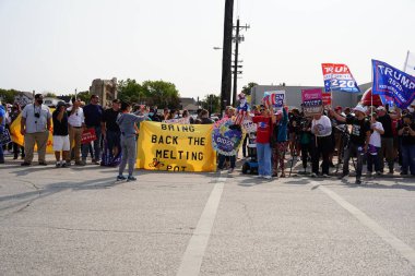 Manitowoc, Wisconsin / ABD - 21 Eylül 2020: Başkan Trump ve Başkan Yardımcısı Mike Pence destekçileri ve Joe Biby ve Kamala Harris destekçileri alüminyum dökümhanesi önünde bir araya geldiler.