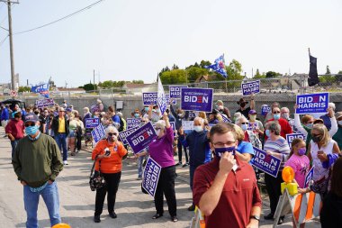 Manitowoc, Wisconsin / ABD - 21 Eylül 2020: Başkan Trump ve Başkan Yardımcısı Mike Pence destekçileri ve Joe Biby ve Kamala Harris destekçileri alüminyum dökümhanesi önünde bir araya geldiler.