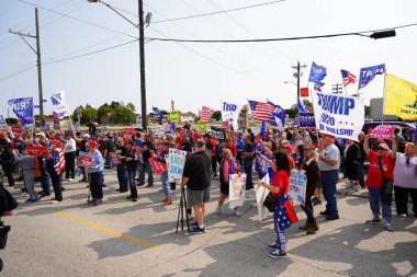 Manitowoc, Wisconsin / ABD - 21 Eylül 2020: Başkan Trump ve Başkan Yardımcısı Mike Pence destekçileri ve Joe Biby ve Kamala Harris destekçileri alüminyum dökümhanesi önünde bir araya geldiler.