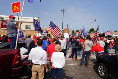 Manitowoc, Wisconsin / ABD - 21 Eylül 2020: Başkan Trump ve Başkan Yardımcısı Mike Pence destekçileri ve Joe Biby ve Kamala Harris destekçileri alüminyum dökümhanesi önünde bir araya geldiler.